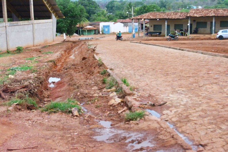 Rua principal da localidade Pitombas