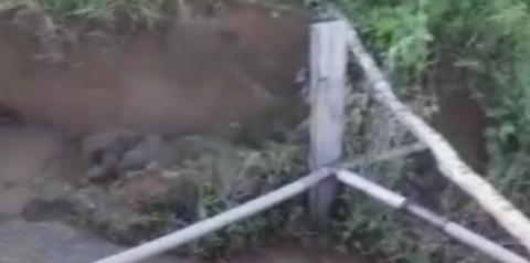 Cratera ameaça poste da rede elétrica e canos de água no bairro Shis em Parnaguá