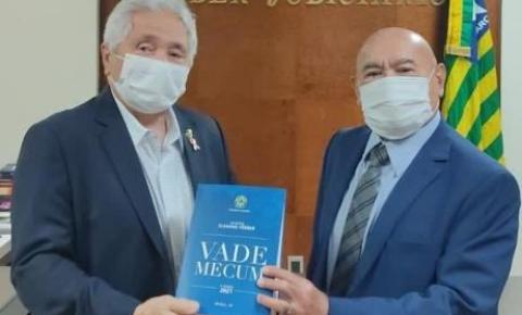 Elmano Férrer lança nova edição do seu Vade Mecum para beneficiar estudantes piauienses