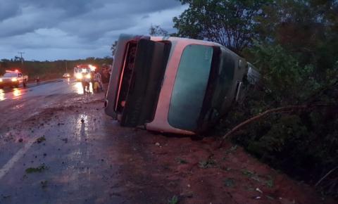 Ônibus com 25 passageiros tomba na BR 135 em Corrente e motorista morre no local do acidente