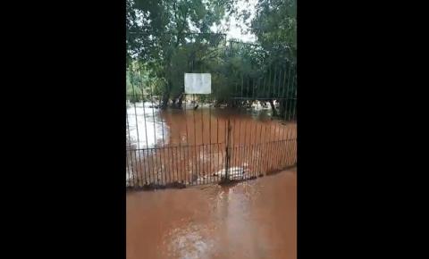 Transbordamento do Rio Corrente inunda a ETA e cidade fica sem abastecimento d'água