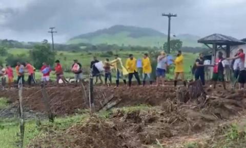 Vídeo: Moradores na Bahia fazem corrente para transportar doações após cratera abrir em rodovia