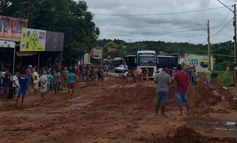 BR-135 interditada no perímetro urbano de Monte Alegre obriga desvio do tráfego pelo centro da cidade, causando grandes transtornos