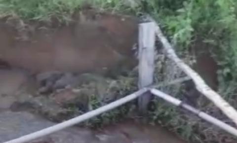 Cratera ameaça poste da rede elétrica e canos de água no bairro Shis em Parnaguá
