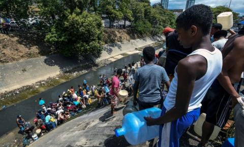 Venezuelanos se desesperam com falta de água após apagão 