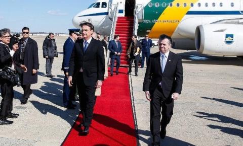 Bolsonaro consolida aliança com Trump firmando acordo espacial