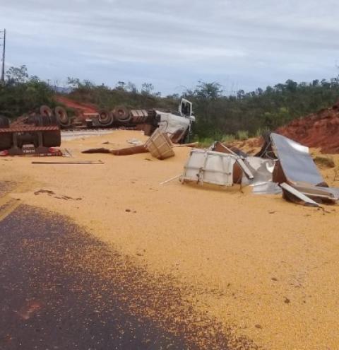 Carreta carregada de milho tomba na BR-135 na descida da serra de São Gonçalo do Gurgueia